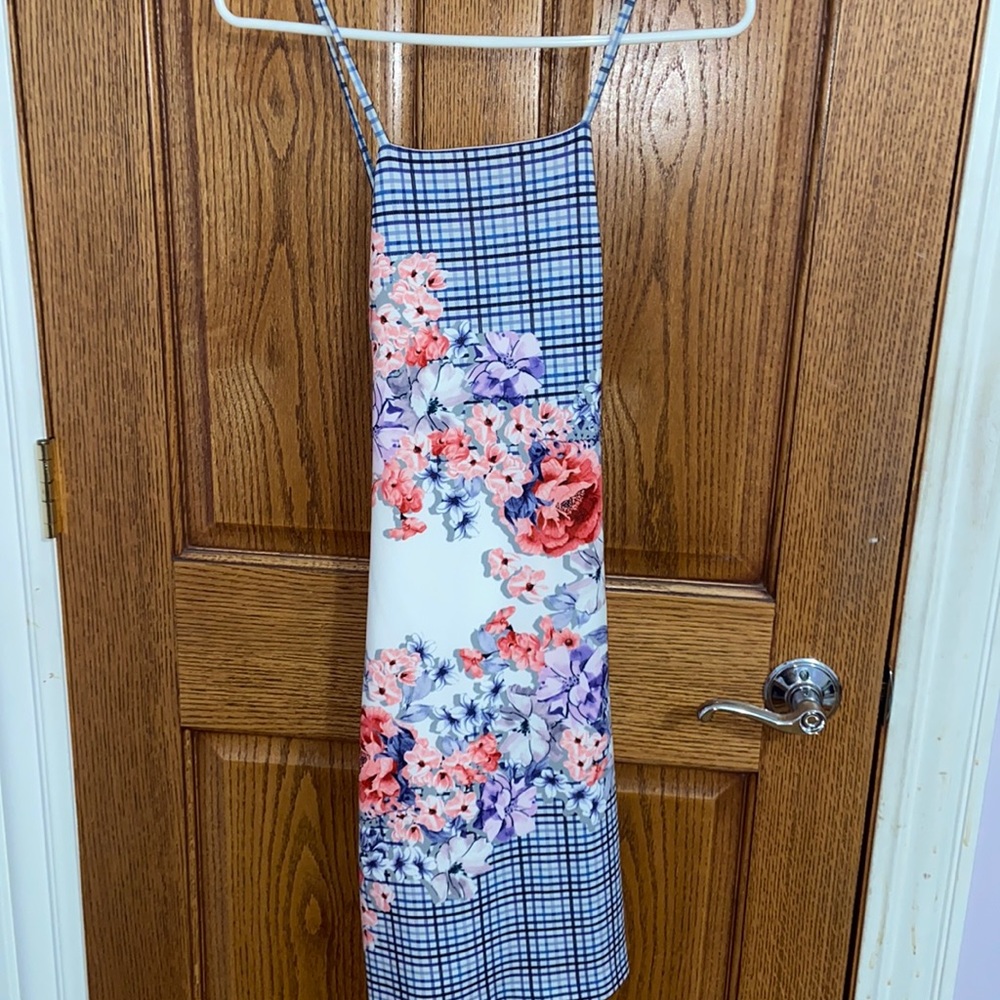 Beautiful floral Guess midi dress